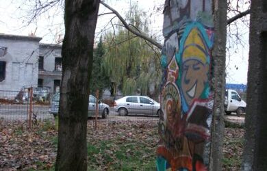 [:ro] Zidul Berlinului in curtea Memorialului[:]